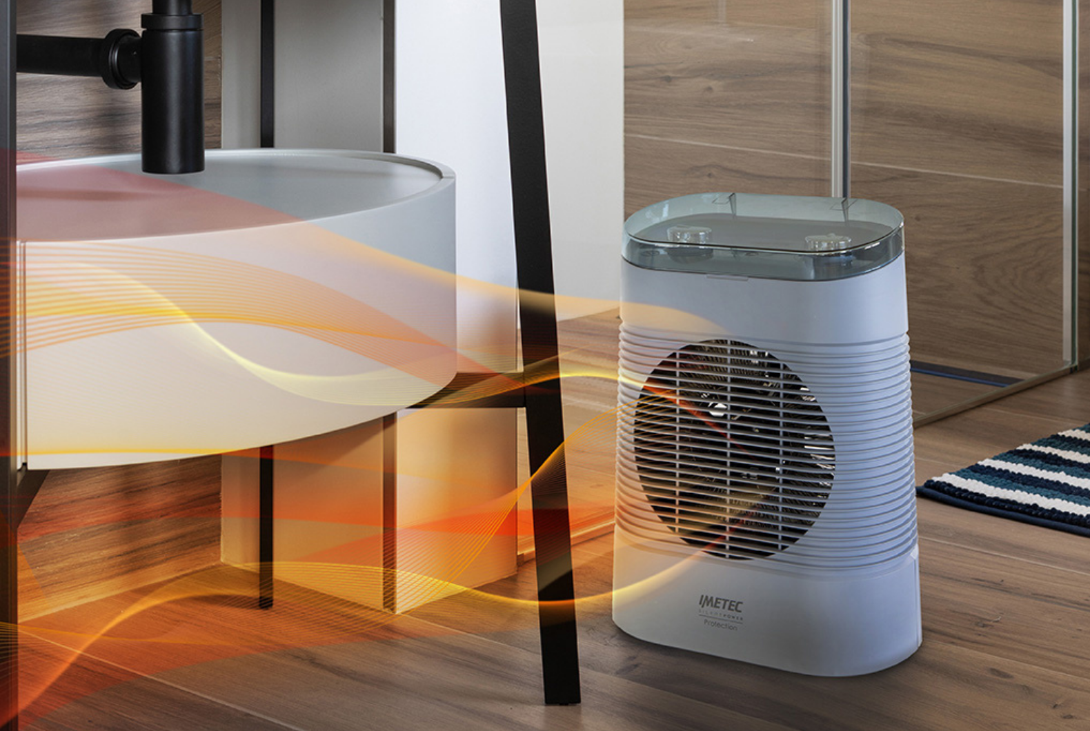 Egy fehér elektromos fűtőtest ventilátorral a mosdó és a zuhanyzó közelében.
