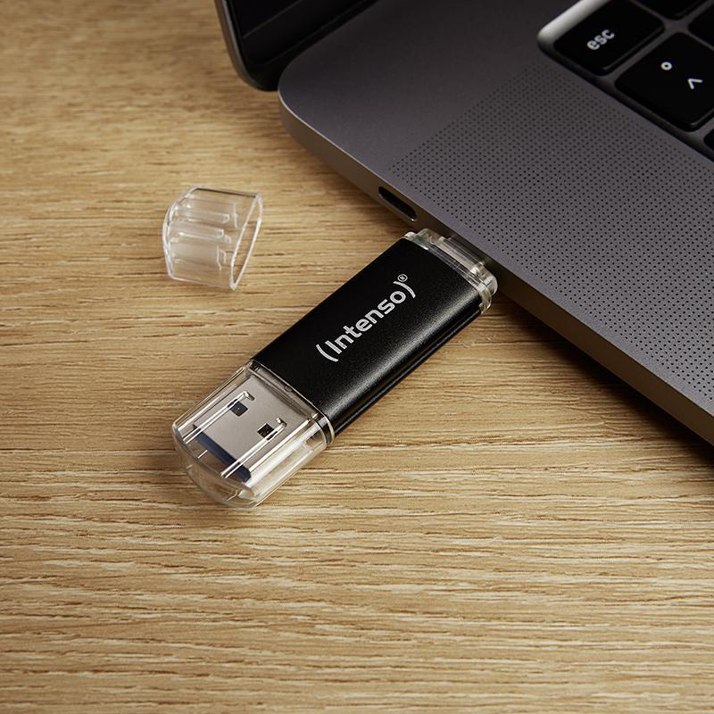 Ein USB-Stick und seine Abdeckung auf einer Holzoberfläche.