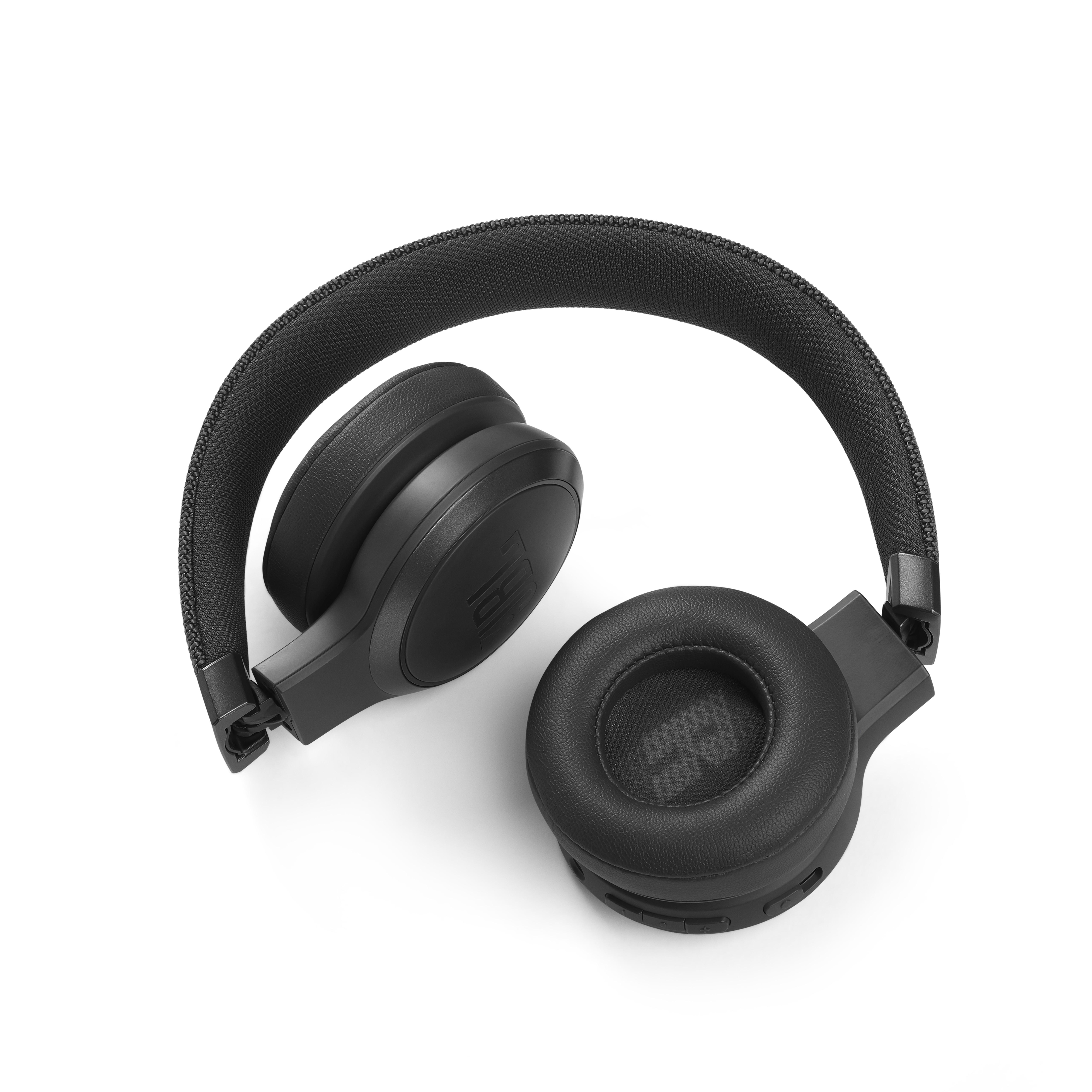 Schwarze JBL Kopfhörer von oben. Ohrmuscheln und Bügel sind sichtbar.