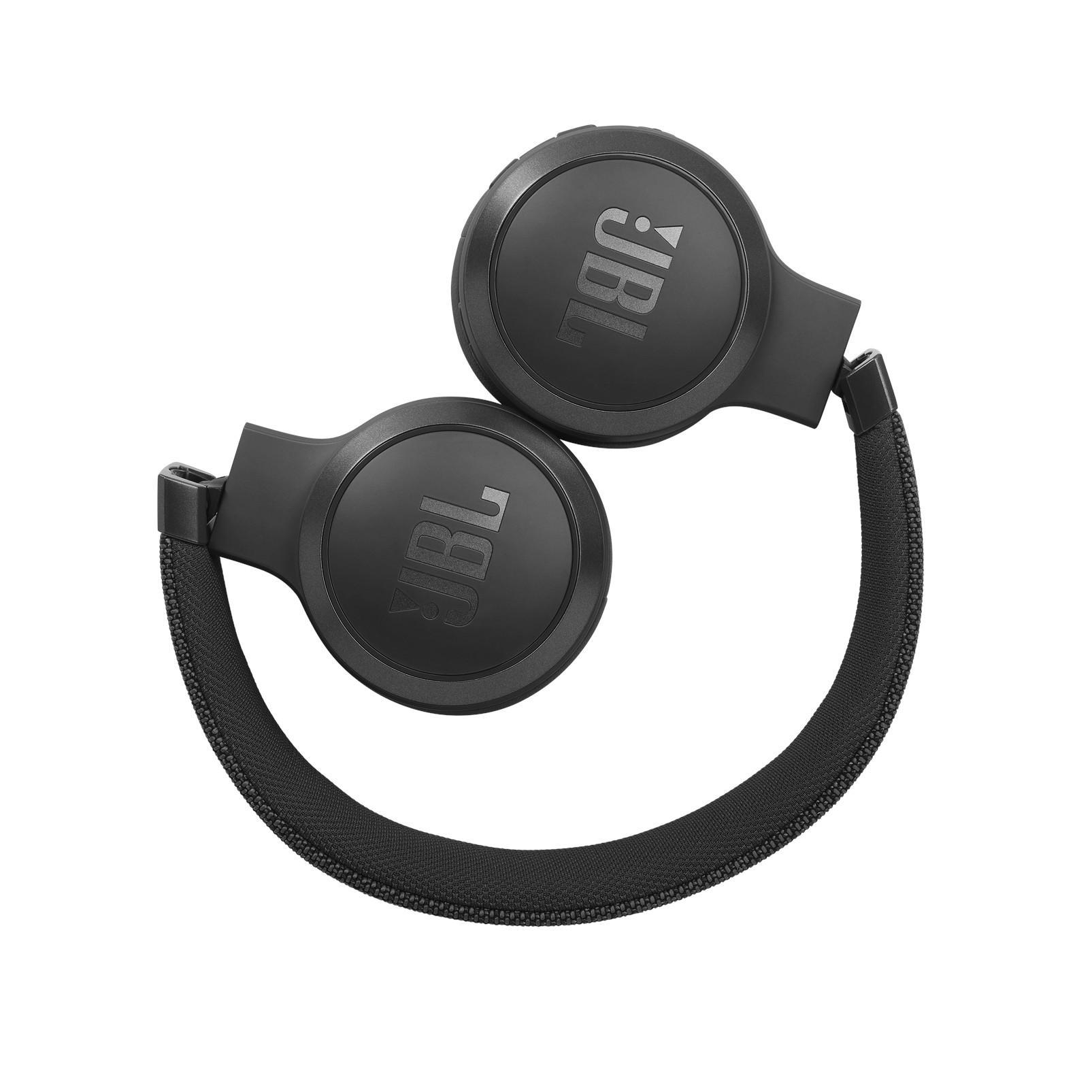 Schwarze JBL-Kopfhörer, in einem Kreis gefaltet, auf weißem Hintergrund.
