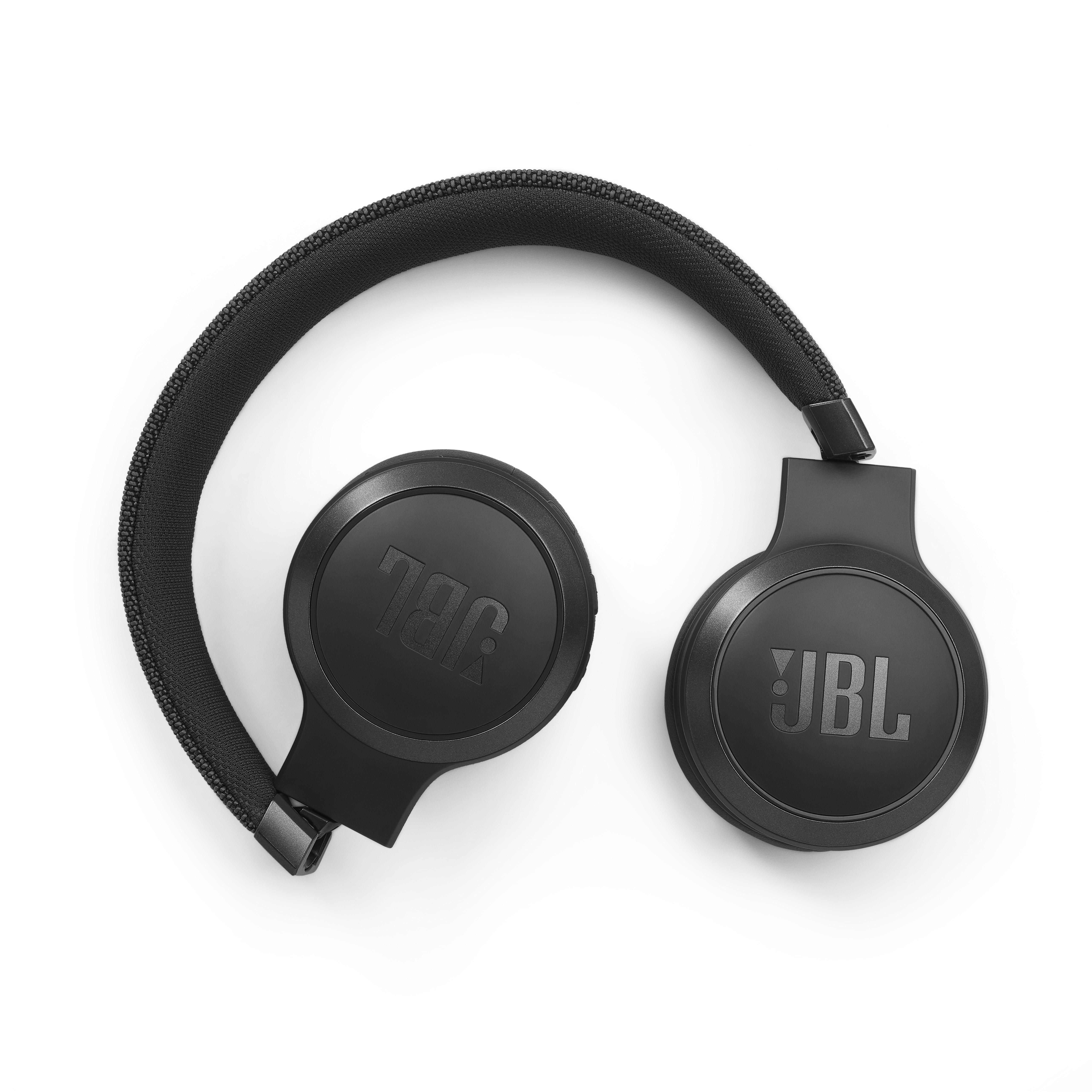 Schwarze JBL-Kopfhörer sind zusammengeklappt und auf einer weißen Oberfläche platziert. Das JBL-Logo ist auf jeder Ohrmuschel sichtbar.