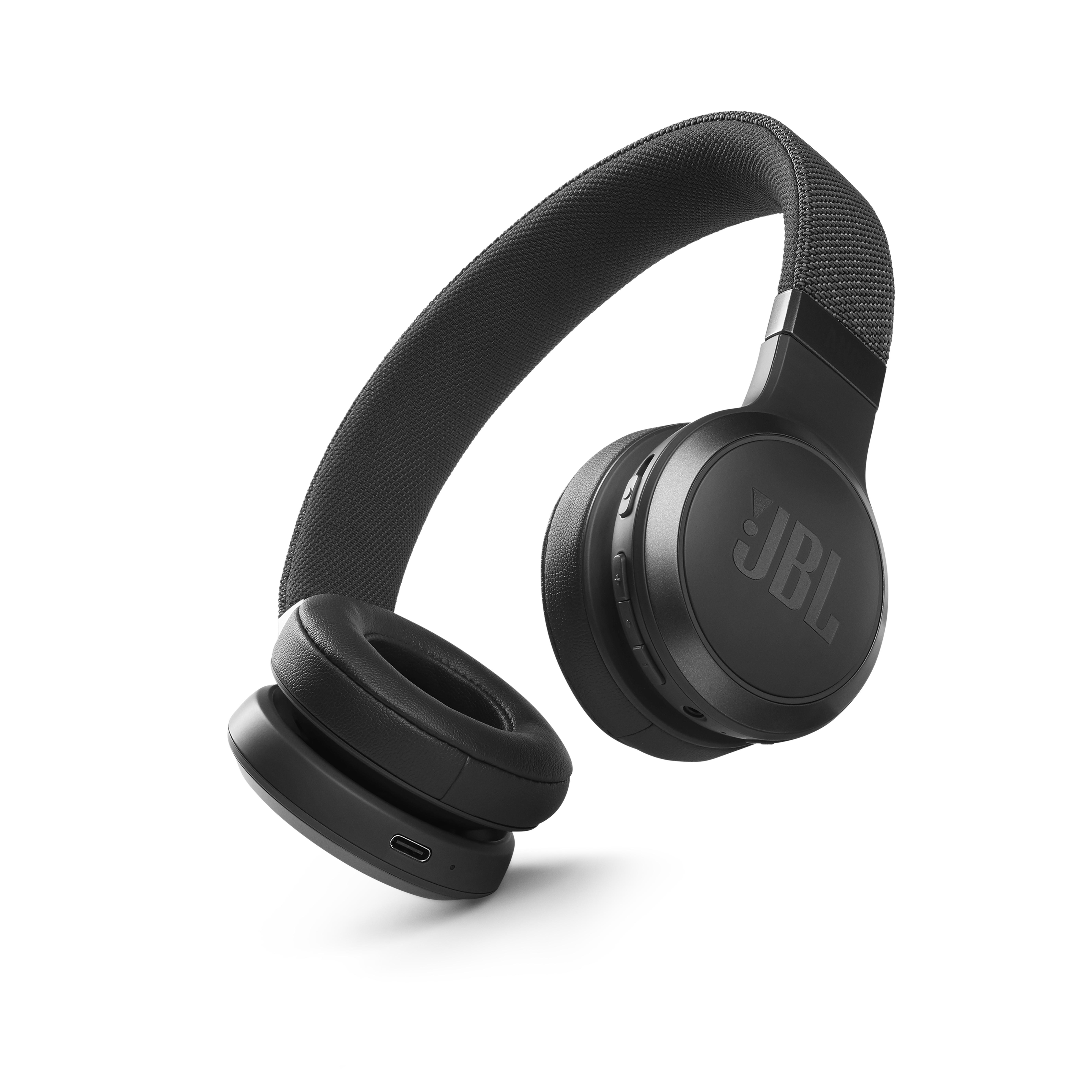 Schwarze JBL-Kopfhörer. Die Kopfhörer liegen auf einer weißen Oberfläche und haben ein schlichtes Design.
