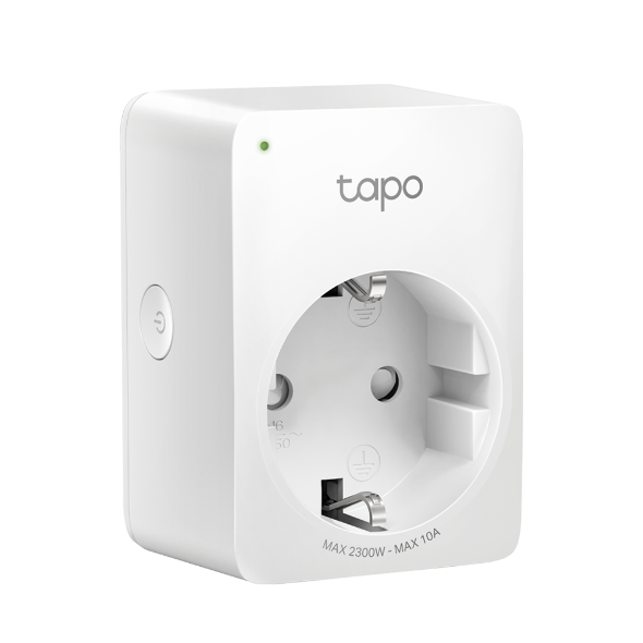 Ein weißer Tapo Smart Plug mit einem grünen Lämpchen und einem Ein/Aus-Schalter.