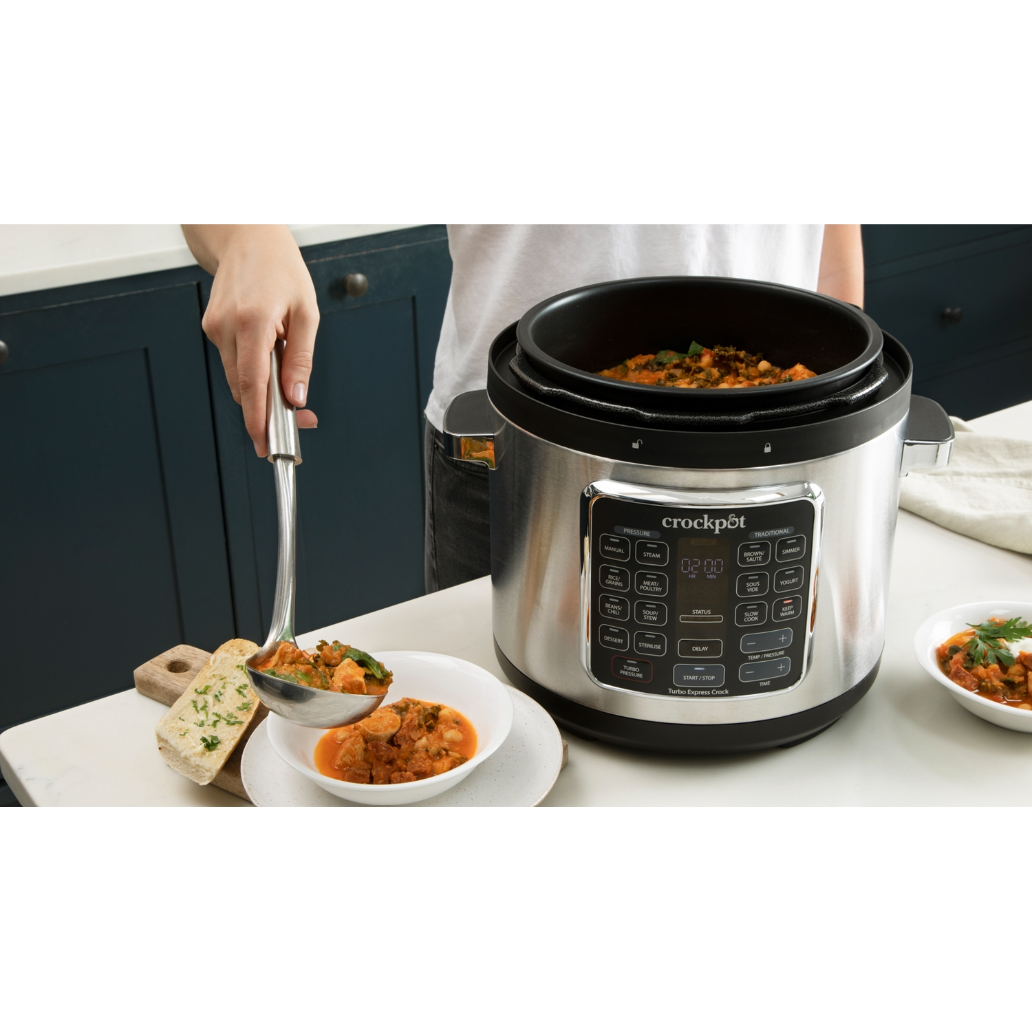 Una persona sirviendo estofado de una olla Crockpot Turbo Express Cooker.