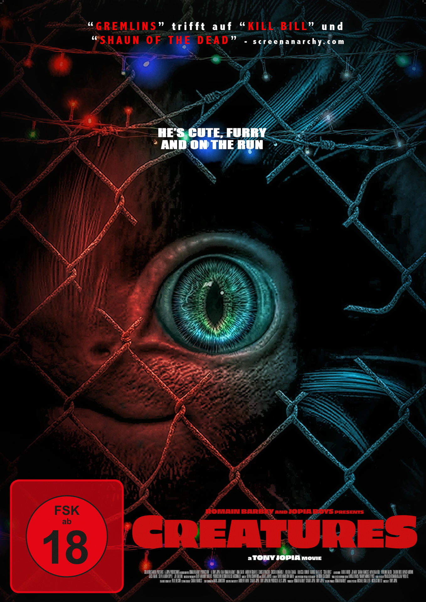 Filmplakat für "Creatures". Ein Auge einer Kreatur blickt durch einen Maschendrahtzaun. Rote und blaue Farbtöne dominieren.