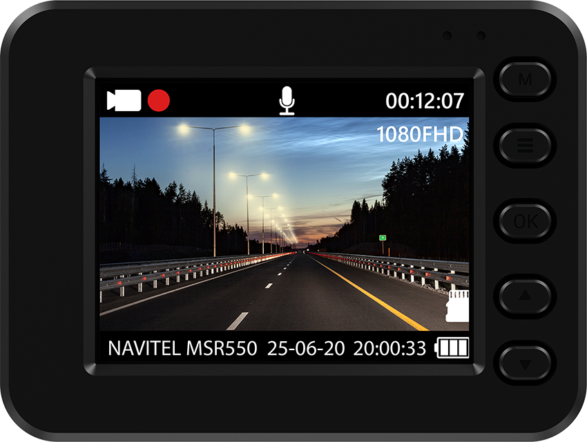 A dashcam egy naplementés utat mutat. Gombok jobbra. Adatok a képernyőn.