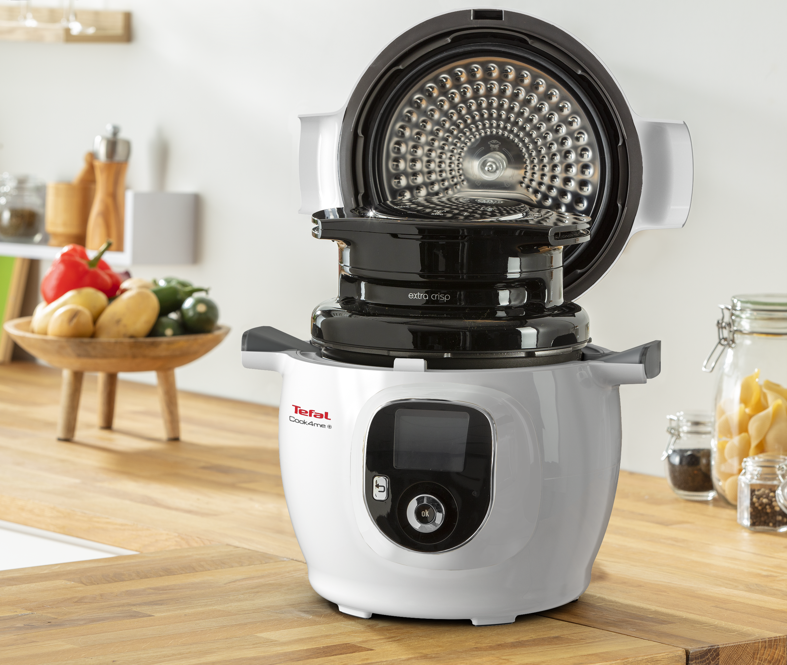 Fehér-fekete Tefal Cook4me+ multifőző nyitott fedővel, fa felületen.