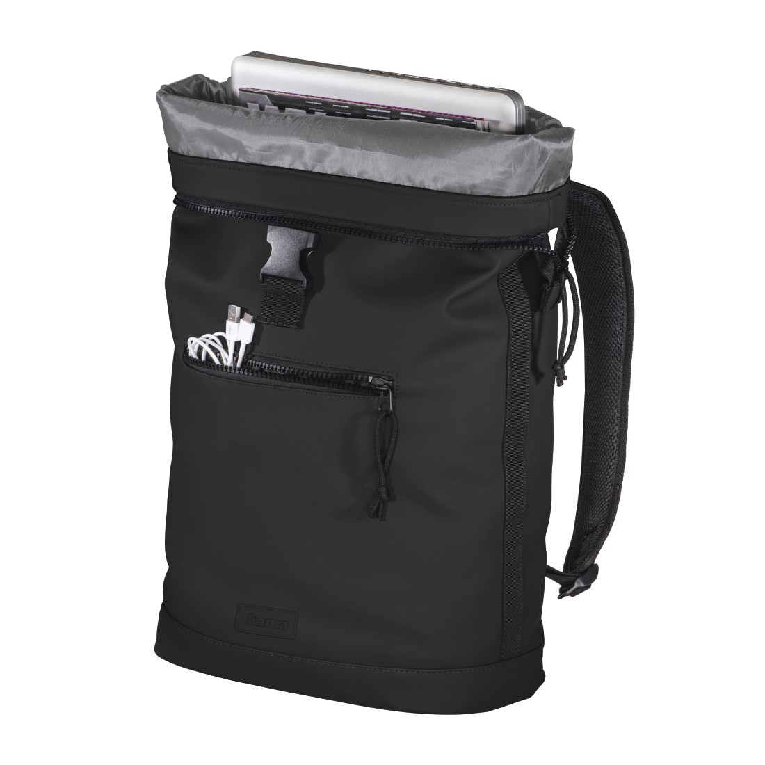 Schwarzer Rucksack mit offenem Deckel. Ein Laptop und Gegenstände sind sichtbar. Reißverschlusstasche vorne.