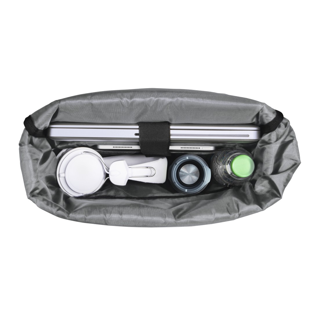 Ein grauer Rucksack mit Gegenständen: Laptop, Tablet, Kopfhörer, Lautsprecher und Wasserflasche.