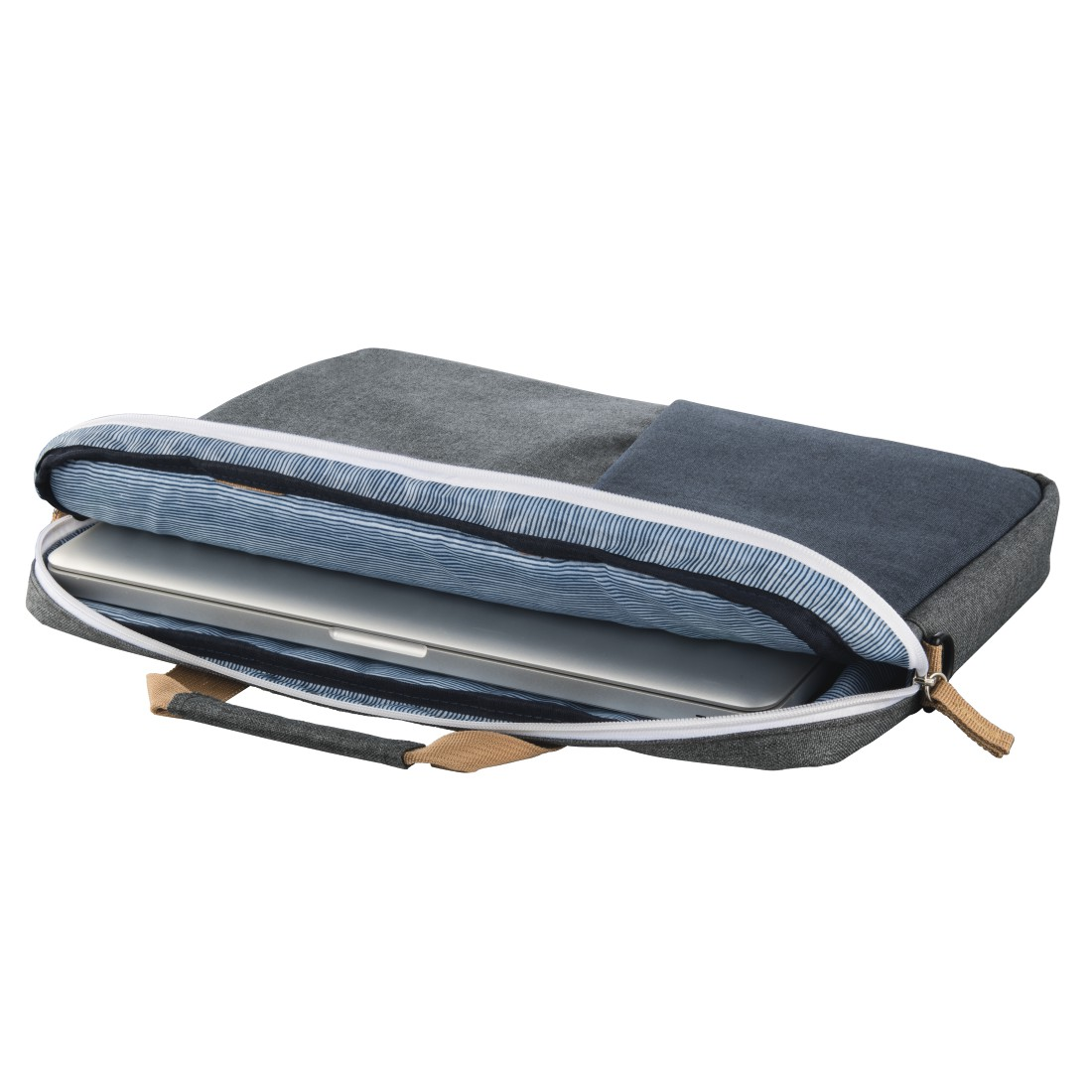 Ein Laptop in einer grau-blauen Laptoptasche. Die Tasche ist geöffnet und der Laptop ist sichtbar.