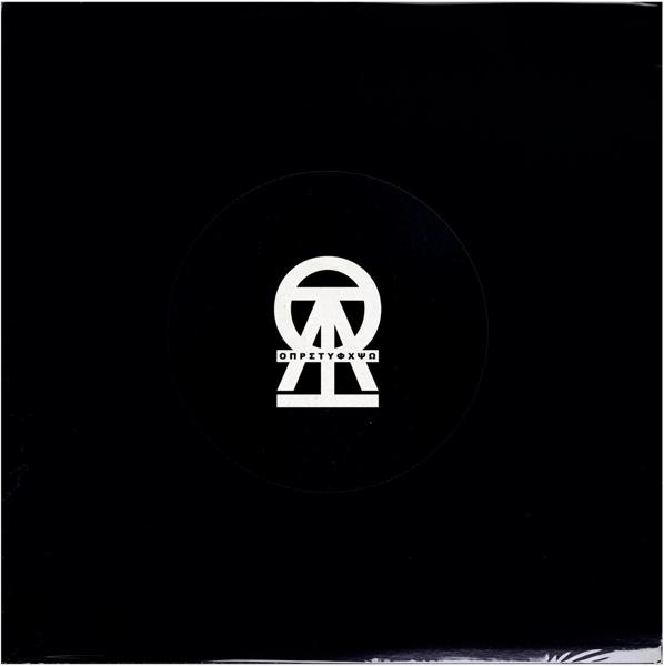 Zwarte albumhoes met een wit logo in een cirkel. Bevat Griekse letters en een symbool.