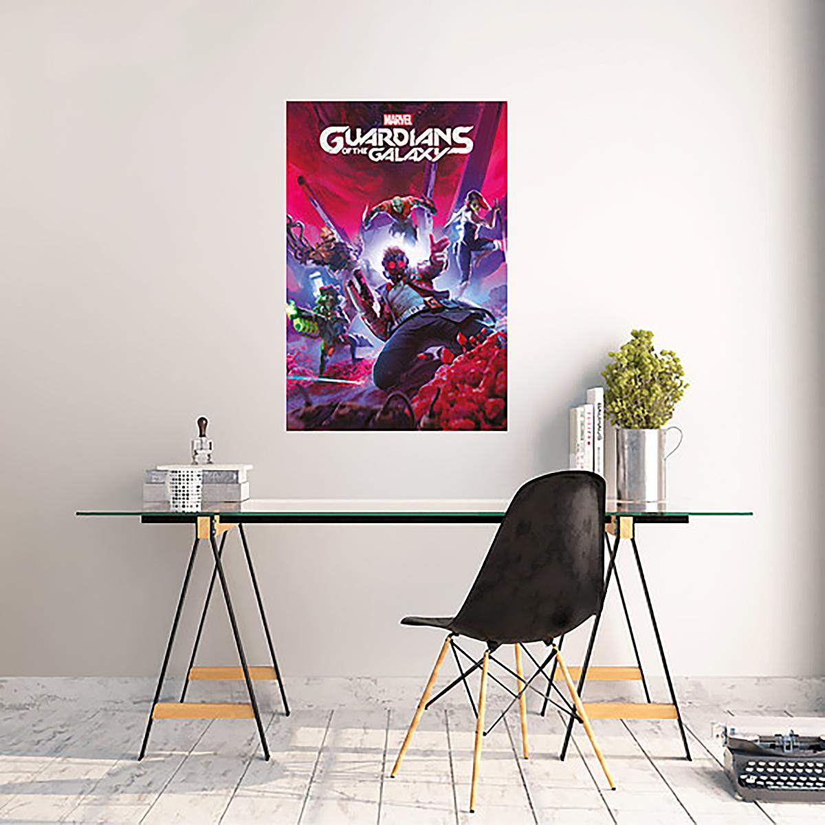 Marvel Guardians of the Galaxy Poster an Wand, Schreibtisch mit Büchern und Stuhl.