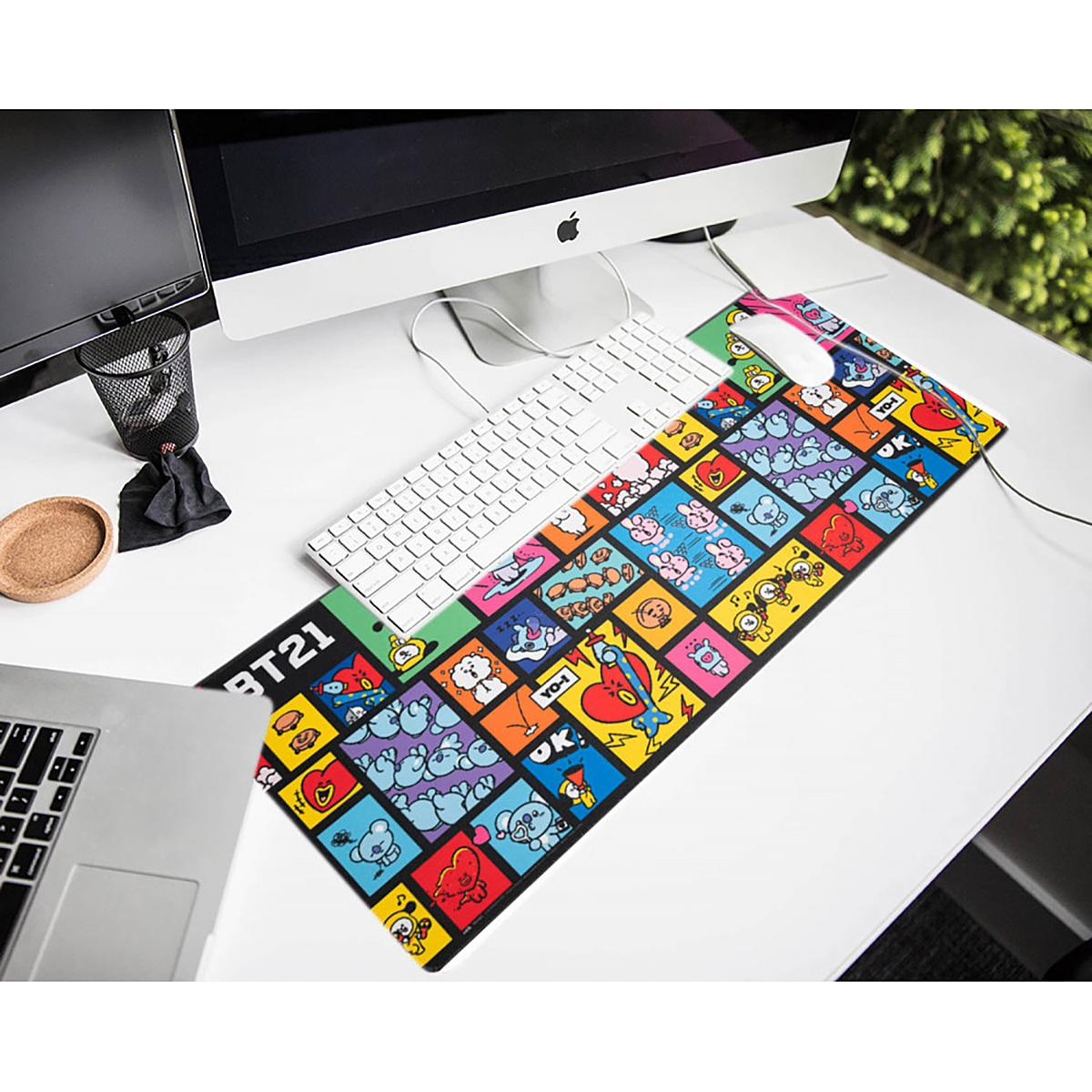 Ein farbenfrohes BT21-Mauspad auf einem weißen Schreibtisch, mit Tastatur und Computer.