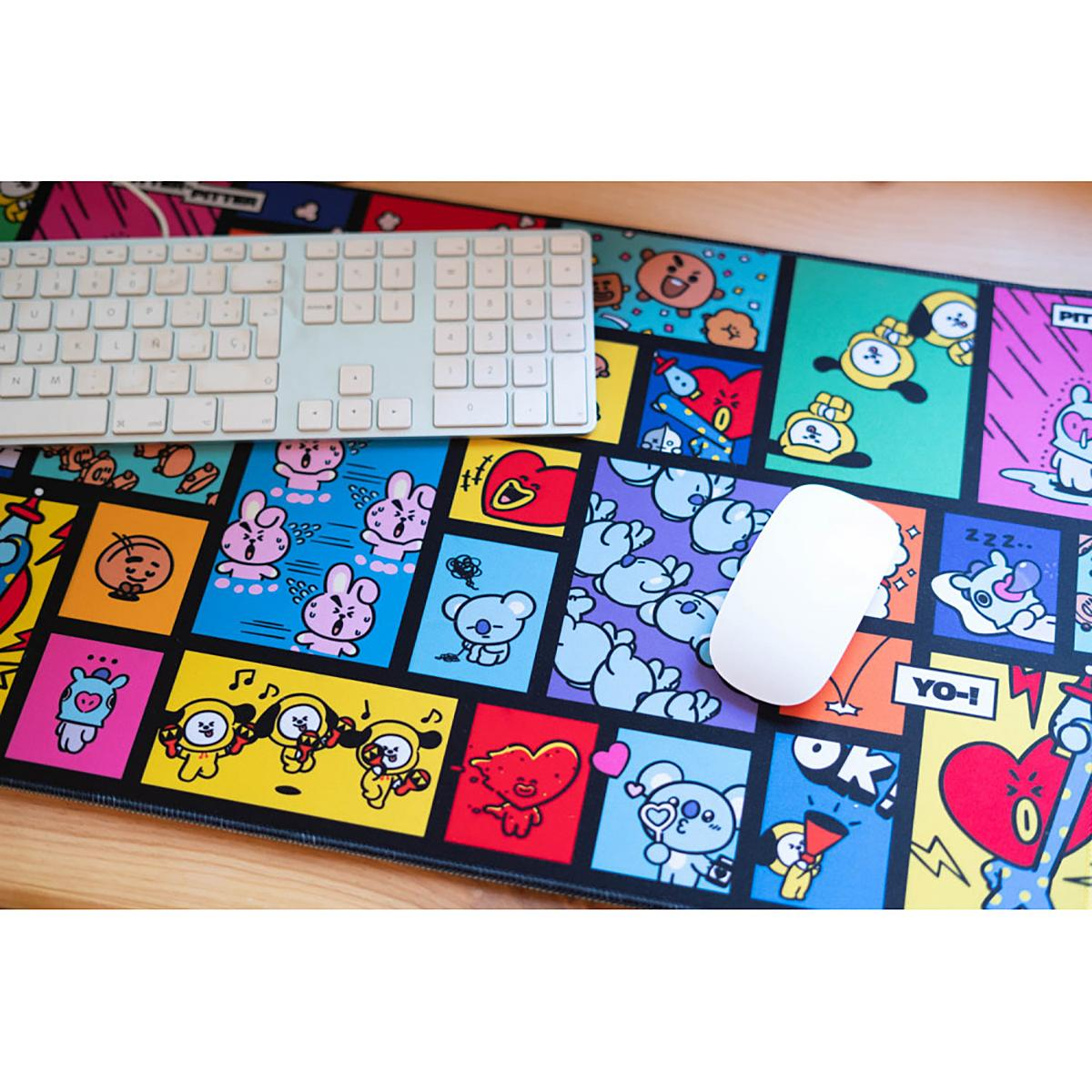 Mauspad mit bunten Anime-Charakteren, eine weiße Maus und eine Tastatur auf einer Holzoberfläche, Draufsicht.