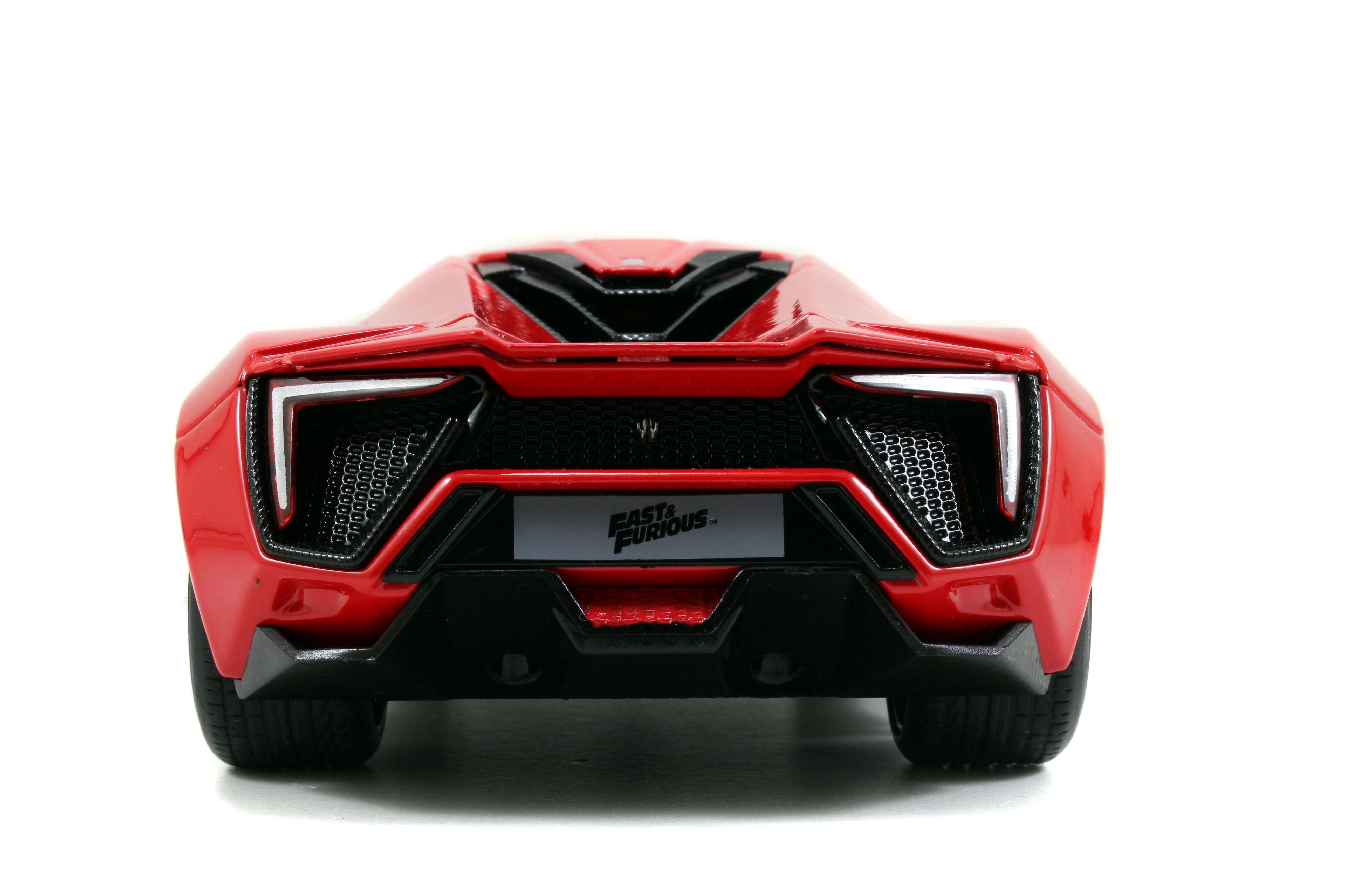 Ein rotes Spielzeugauto von hinten, mit dem Logo 'Fast & Furious'. Schwarze Details, weißer Hintergrund.