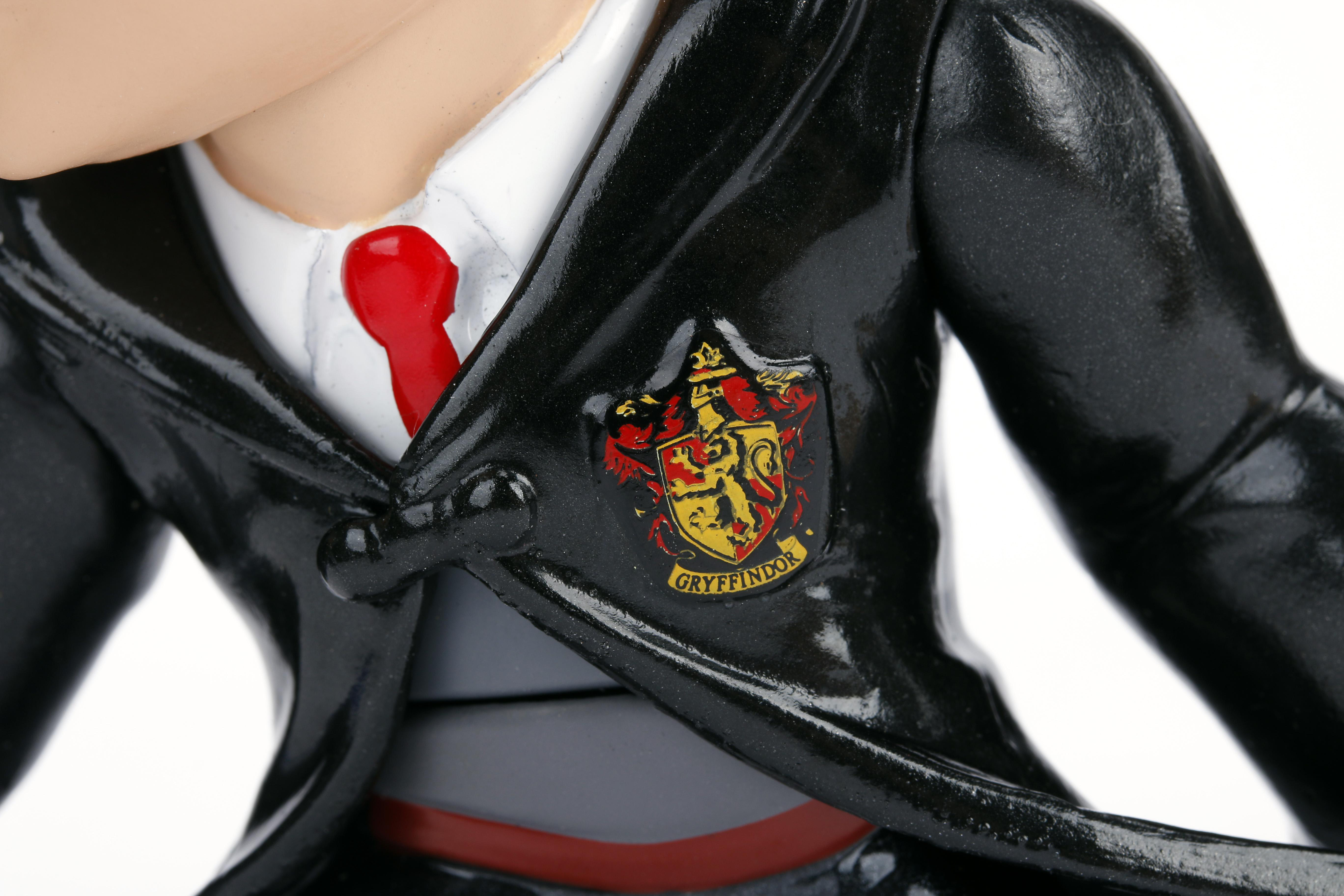 Nahaufnahme einer Harry-Potter-Figur, die das Gryffindor-Wappen und eine rote Krawatte zeigt.