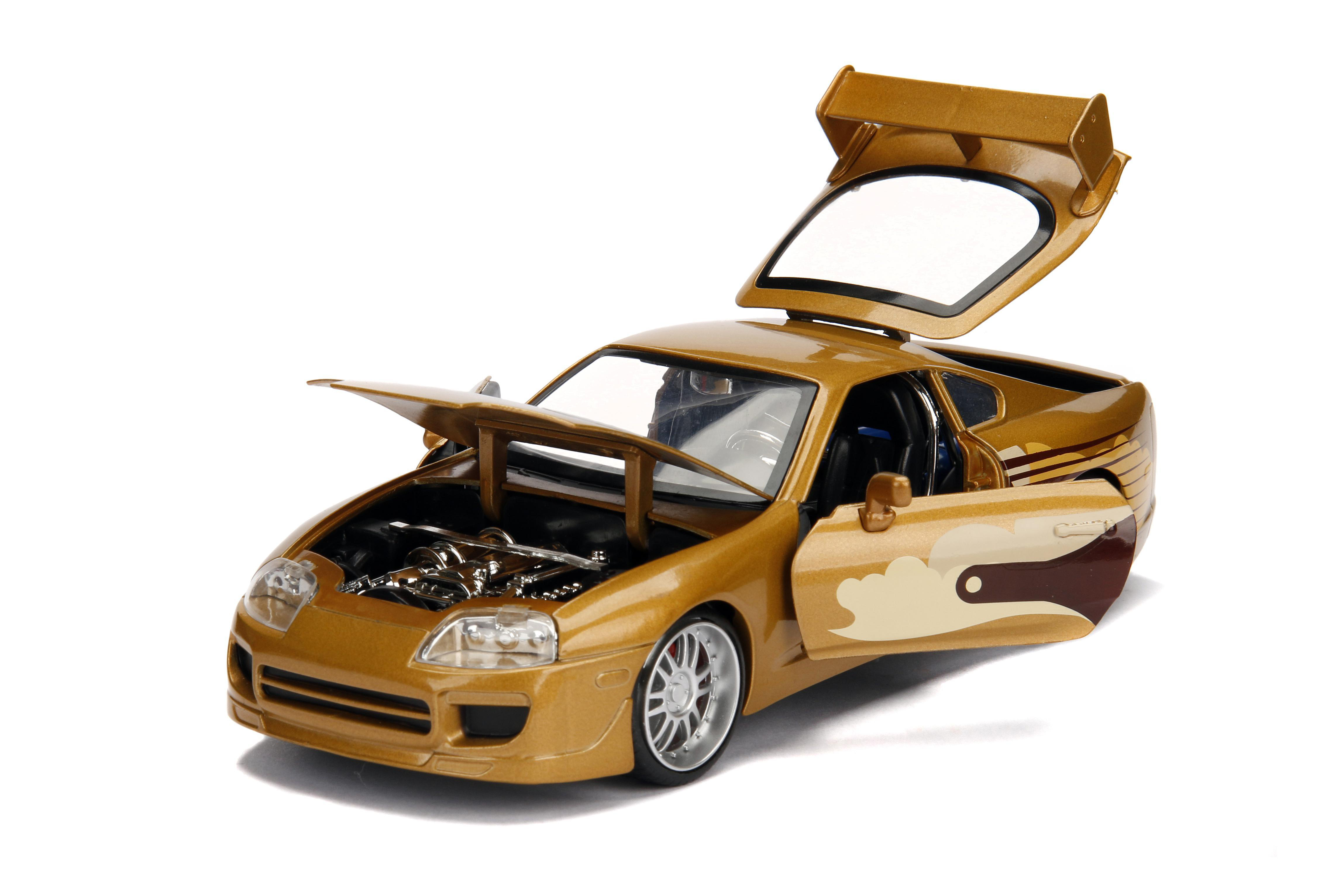 Goldenes Spielzeugauto mit geöffneten Türen und Motorhaube. Weißer Hintergrund. Detailliertes Design.