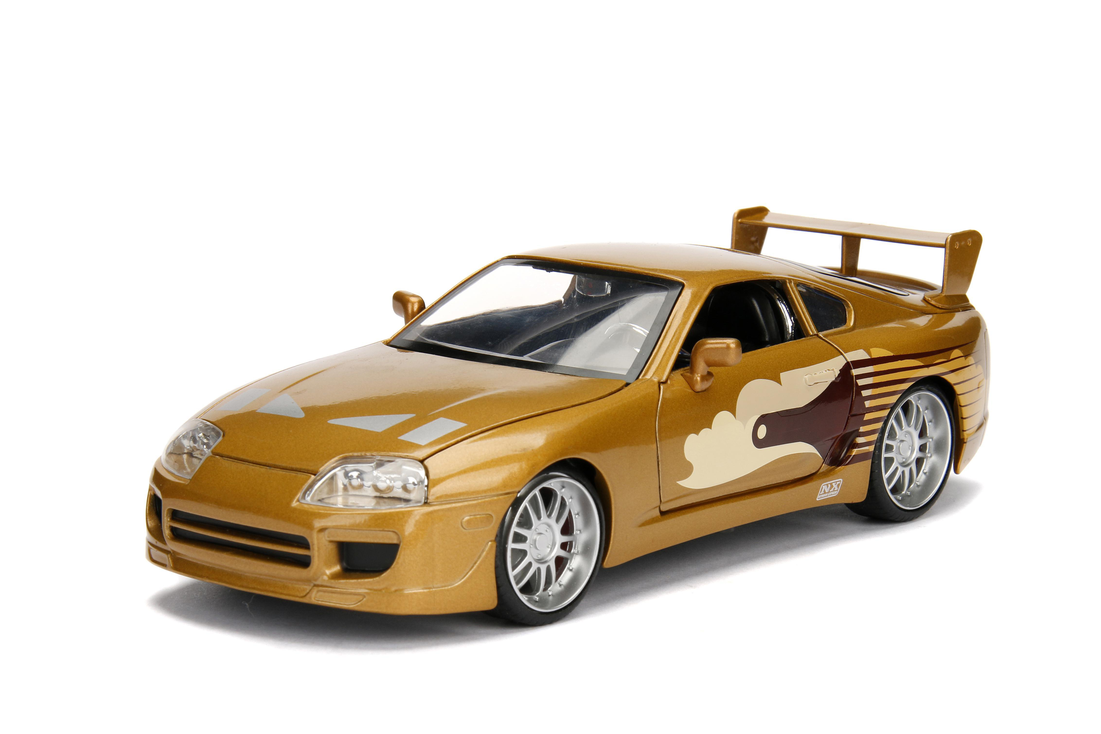 Ein goldenes Spielzeugauto mit Spoiler, silbernen Felgen und einem braun-beigen Design auf weißem Hintergrund.