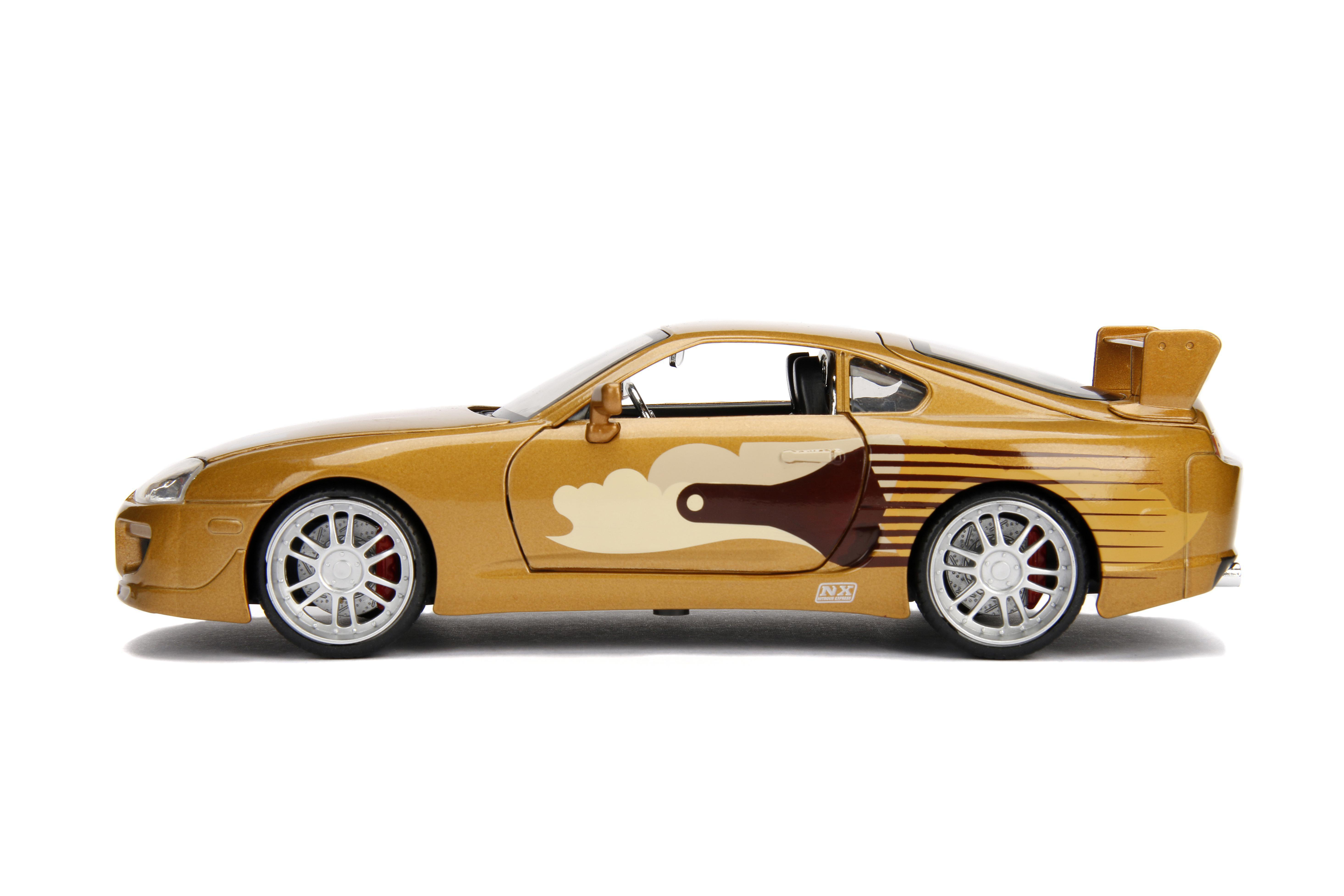 Ein goldenes Spielzeugauto mit individuellem Design, schwarzem Innenraum und Spoiler auf weißem Grund.
