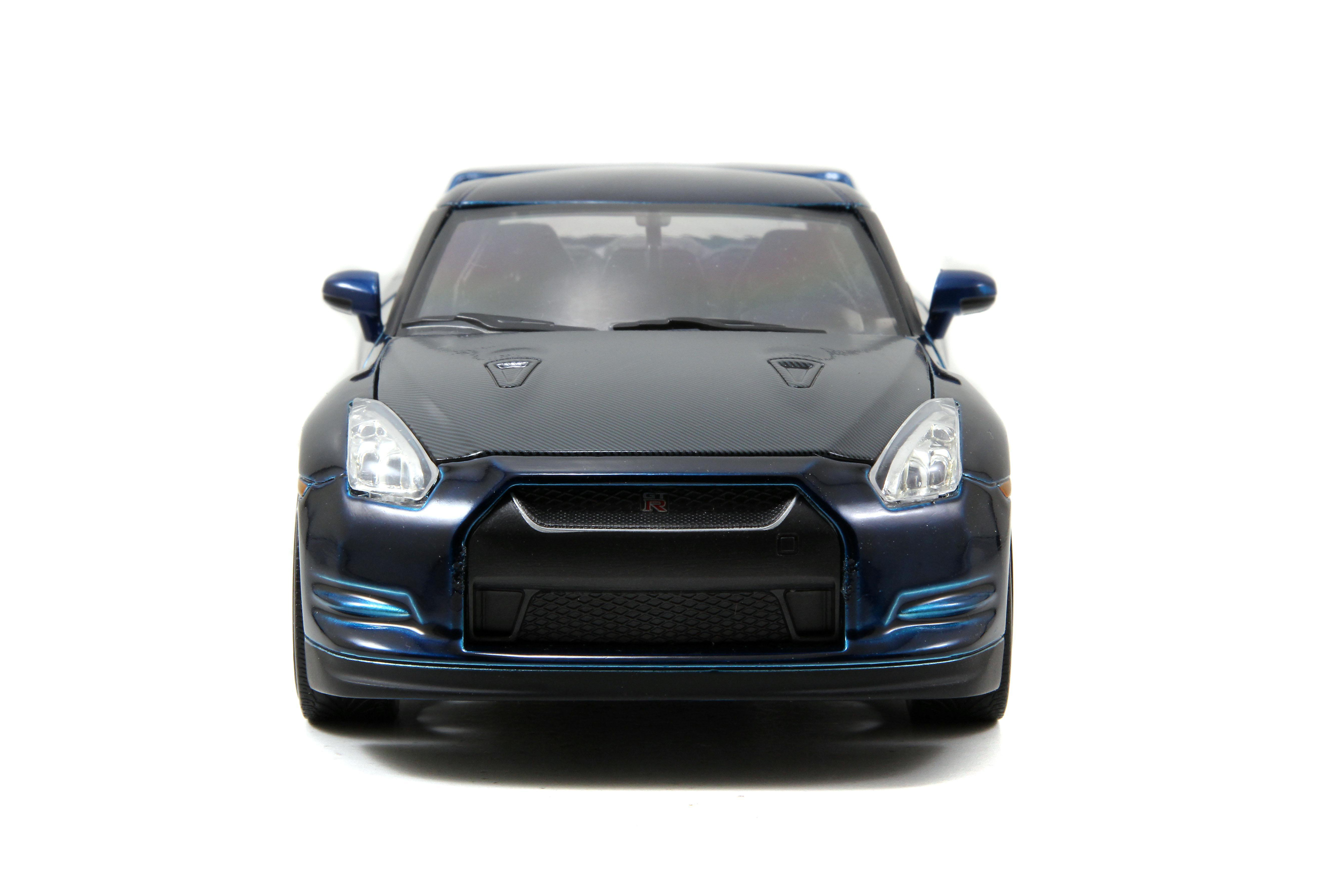 Ein blaues Automodell steht vor weißem Hintergrund. Es ist ein Nissan GT-R. Die Front ist sichtbar.