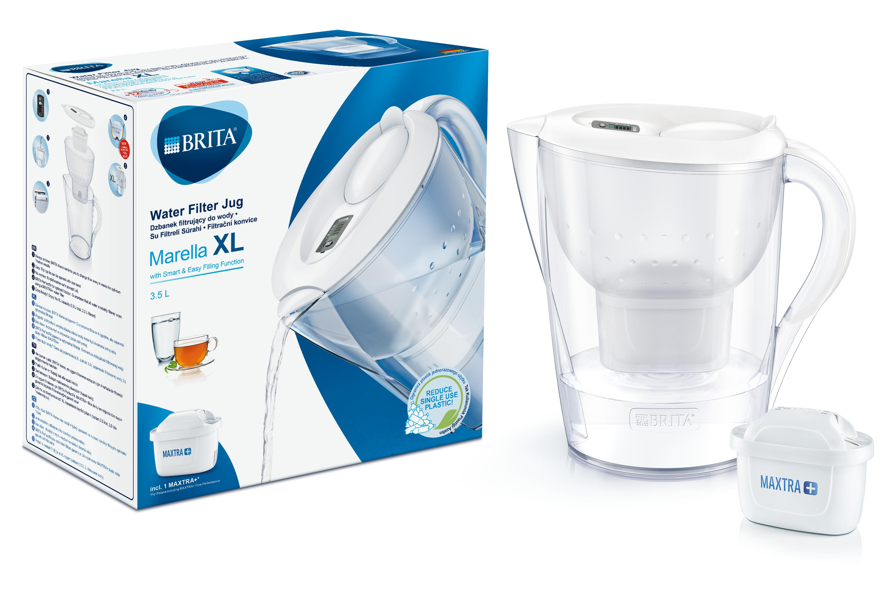 Bir kutu ve yedek bir filtre ile Brita su filtresi sürahisi, beyaz arka plan.