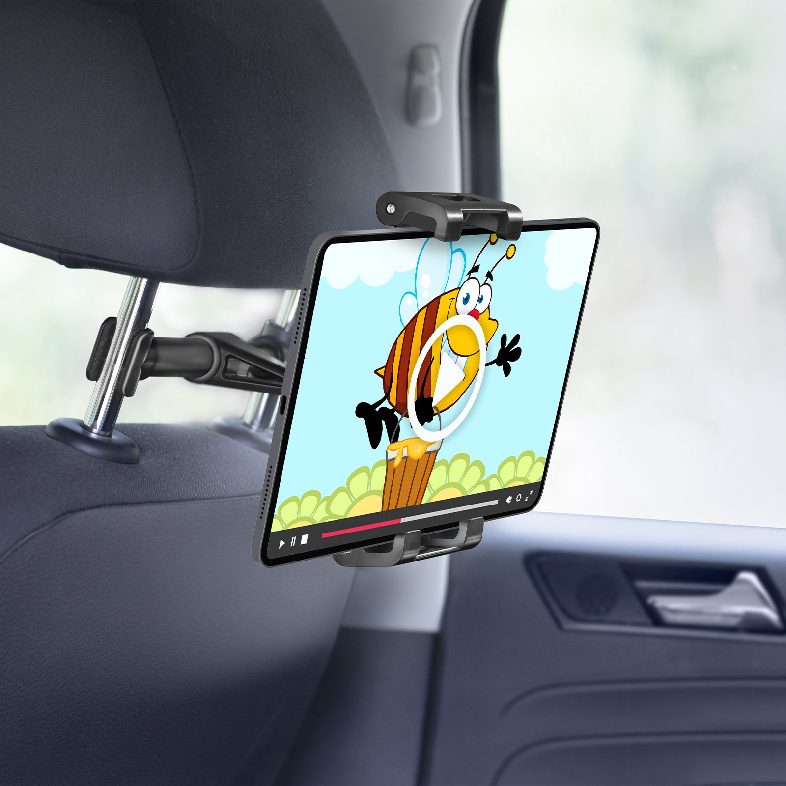 Ein Tablet mit einer Cartoon-Biene ist an einer Kopfstütze befestigt. Das Tablet befindet sich in einem schwarzen Halter.