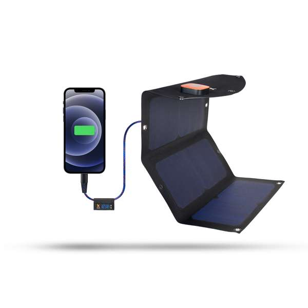 Ein Solarpanel lädt ein Telefon auf. Das Telefon zeigt ein Ladesymbol.