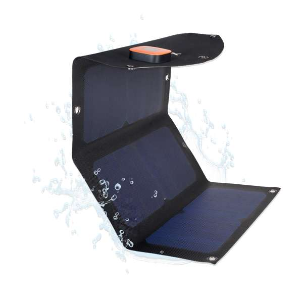 Faltbares, schwarzes Solarpanel mit orangefarbenem Knopf und Wassertropfen.