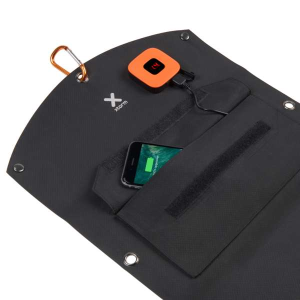 Schwarzes Solarpanel mit Telefon in der Tasche und Orangenanzeige, Ösen und Clip.