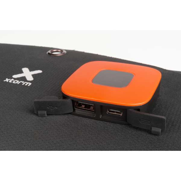 Eine orangefarbene und schwarze Powerbank mit offenen USB- und Ladeanschlüssen.