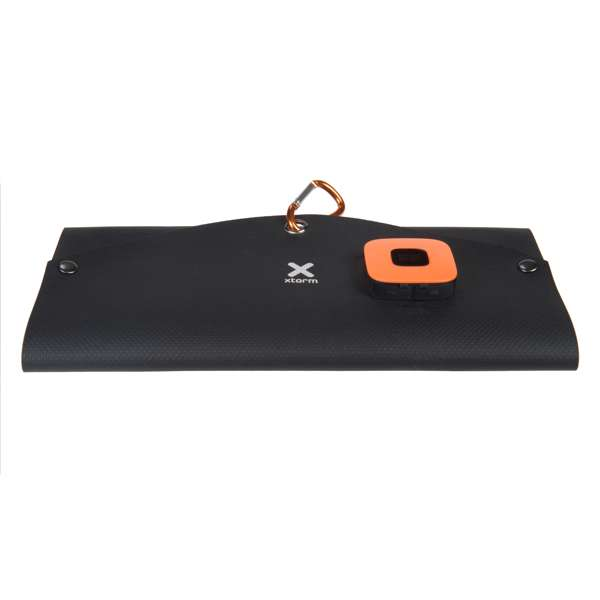 Ein schwarzes Solarpanel mit einem orangefarbenen Gerät und einem silbernen Karabinerhaken.
