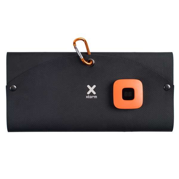 Schwarzes und oranges X-torm Solarpanel-Ladegerät. Karabiner oben. Quadratisches Orangedetail.