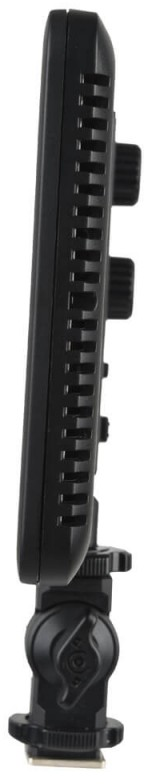 Schwarzes LED-Licht mit einstellbaren Knöpfen und Montagehalterung, Seitenansicht.