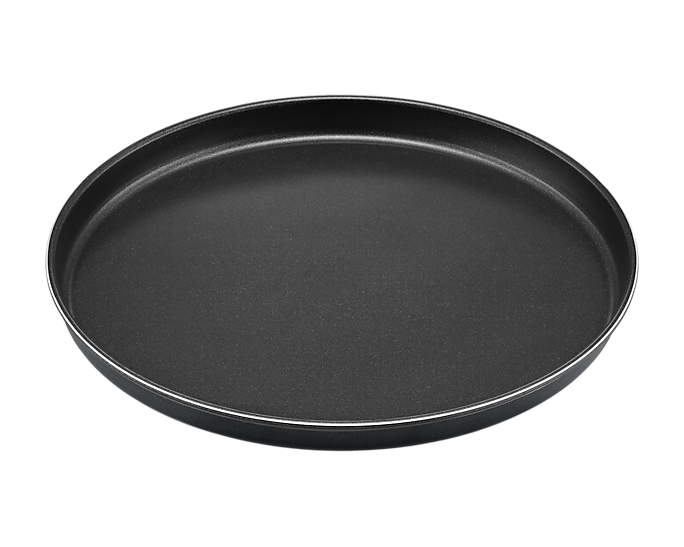 Egy fekete, kerek pizzatál fehér háttérrel.