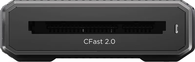 Primo piano di un lettore di schede CFast 2.0 nero. La parte anteriore ha uno slot per schede e la scritta "CFast 2.0". Il dispositivo è grigio scuro.