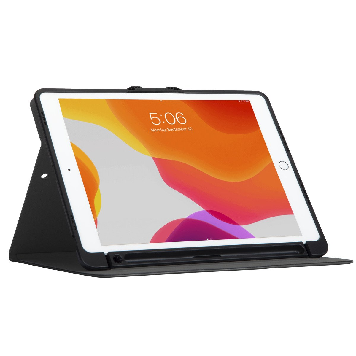 Siyah kılıf içinde iPad, saat ve tarihi gösteren ekran, turuncu ve mor arka plan.
