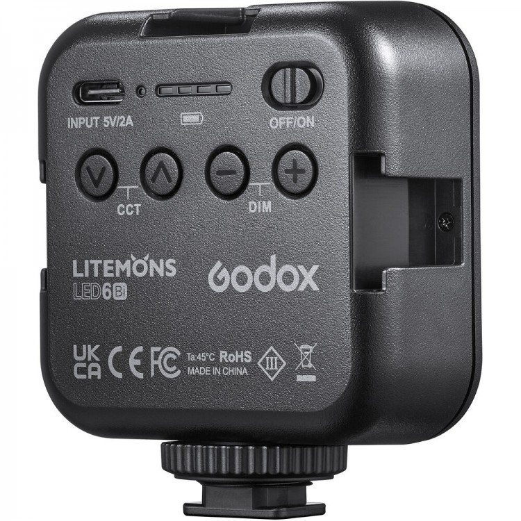 Ein schwarzes Godox LED-Licht mit Steuertasten, Anschlüssen und Beschriftungen. Es ist quadratisch.