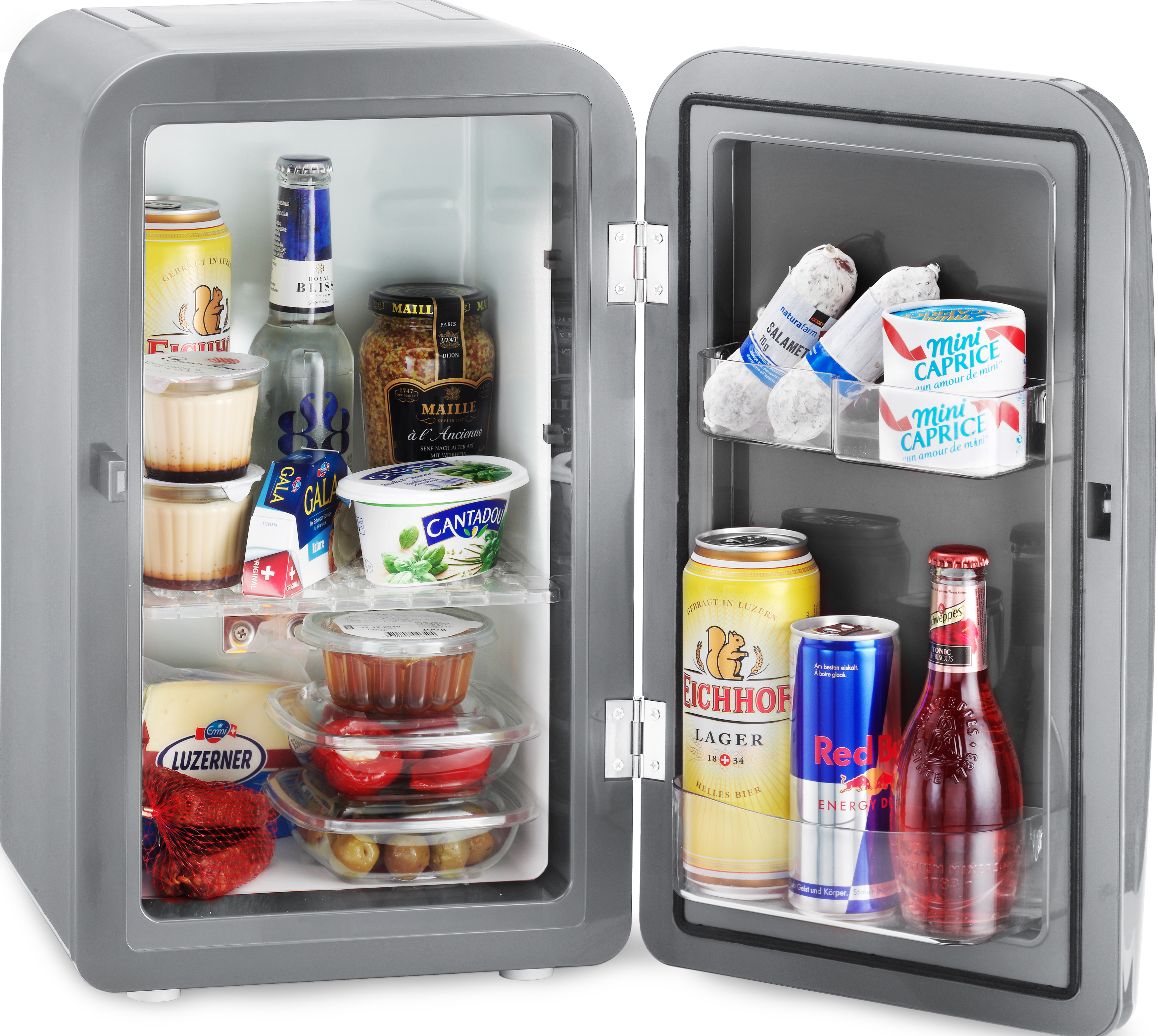 Mini frigo con porta aperta, bevande e snack all'interno. Esterno grigio, ripiani trasparenti. Lattine, bottiglie e generi alimentari visibili.
