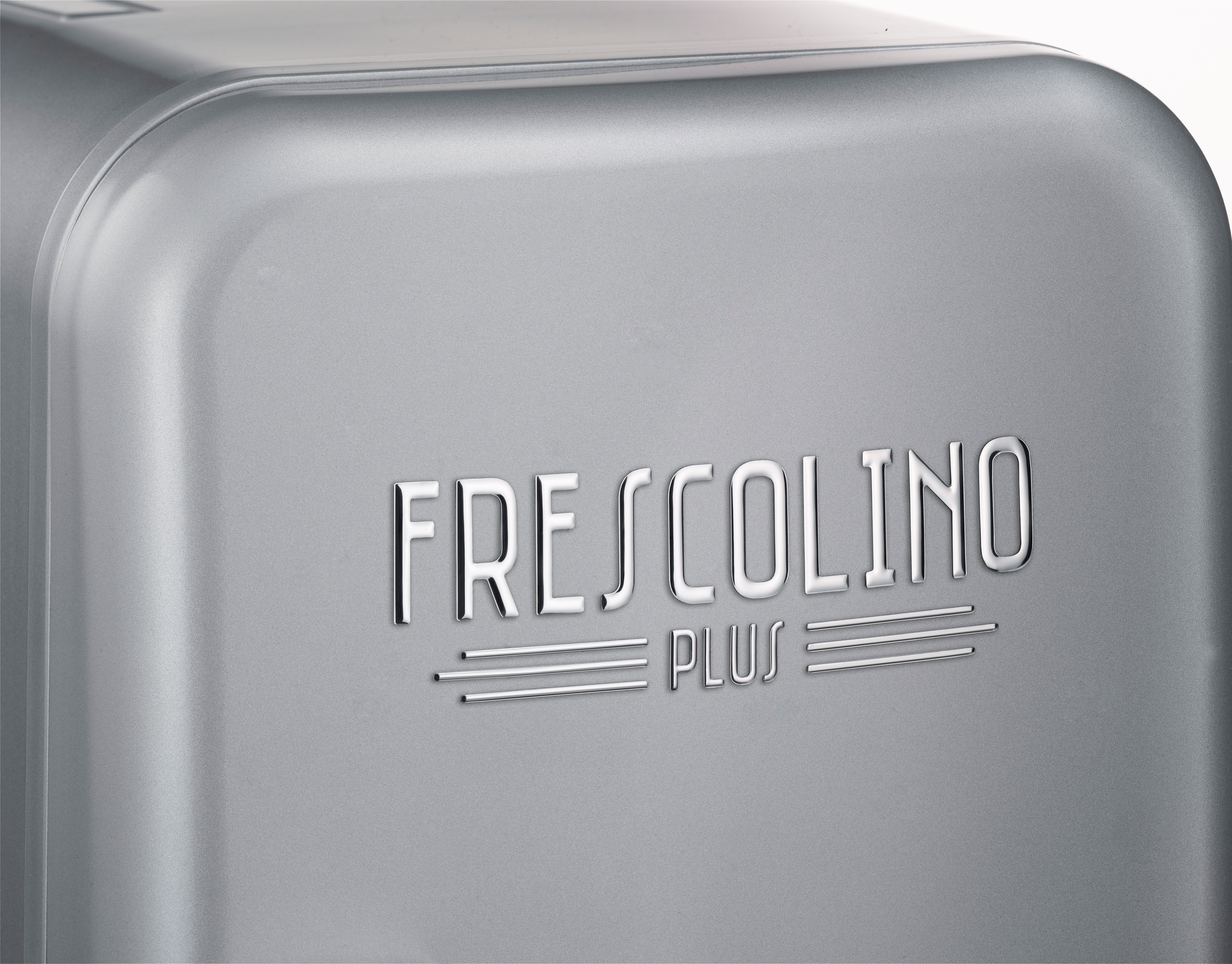 Primo piano di un elettrodomestico argentato con le parole 'FRESCOLINO PLUS' in rilievo.