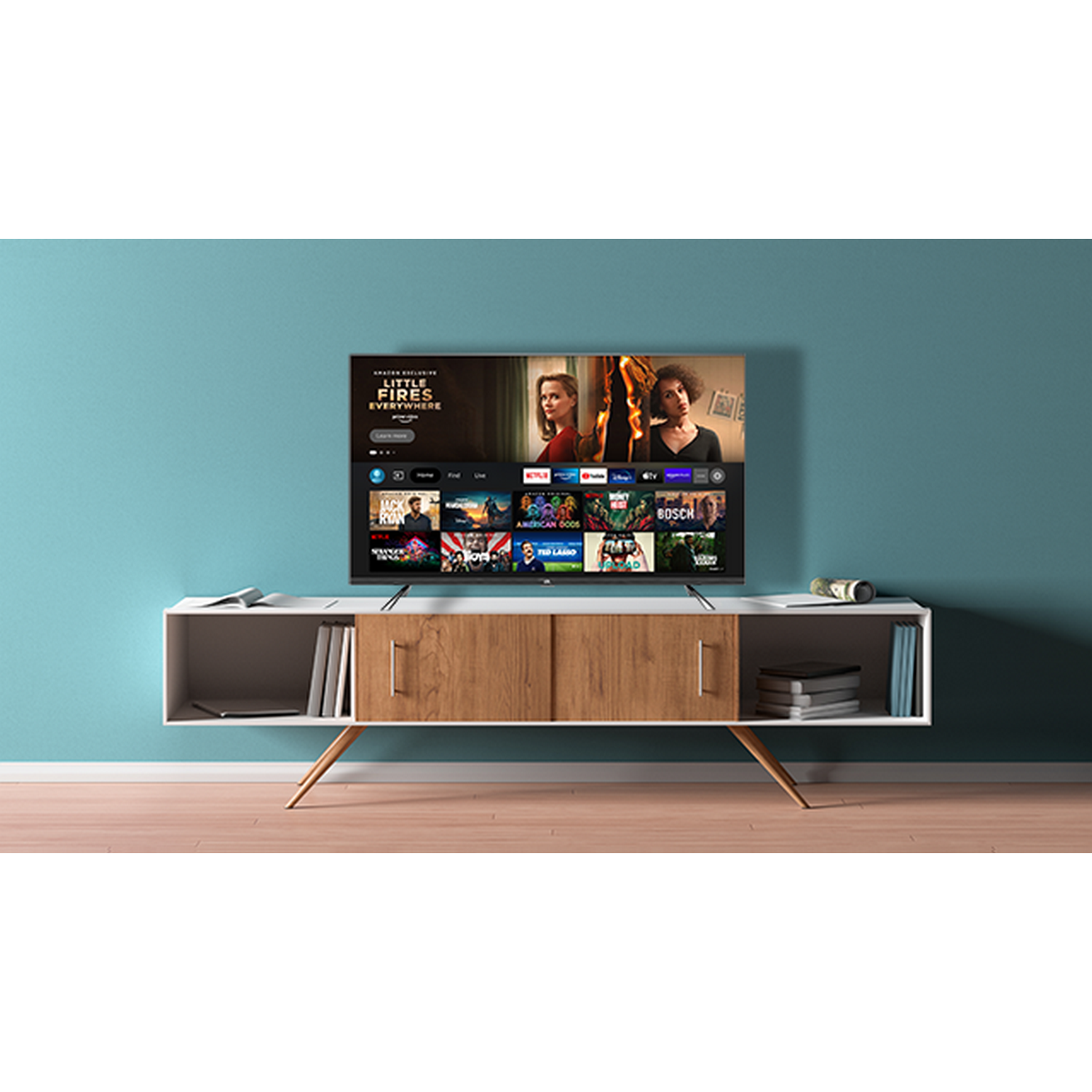 Una pantalla de TV mostrando contenido en un mueble blanco.