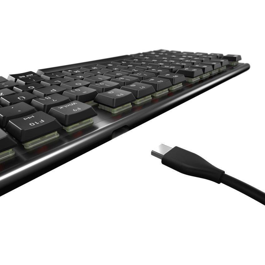 Nahaufnahme einer schwarzen Tastatur. Das USB-C-Kabel ist angeschlossen.