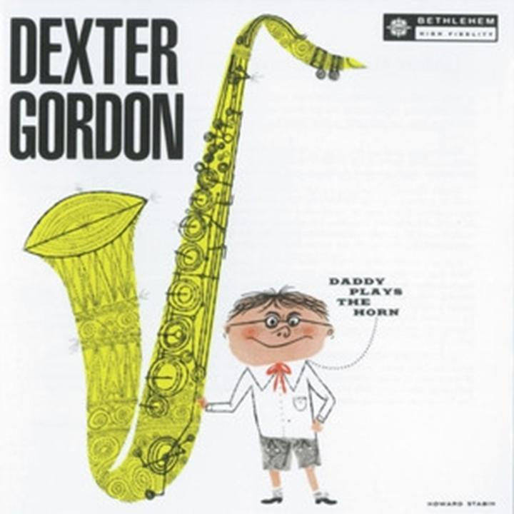 Pochette d'album : Dexter Gordon avec un saxophone jaune à côté d'un garçon de dessin animé qui le tient. Texte : « Daddy Plays the Horn ».