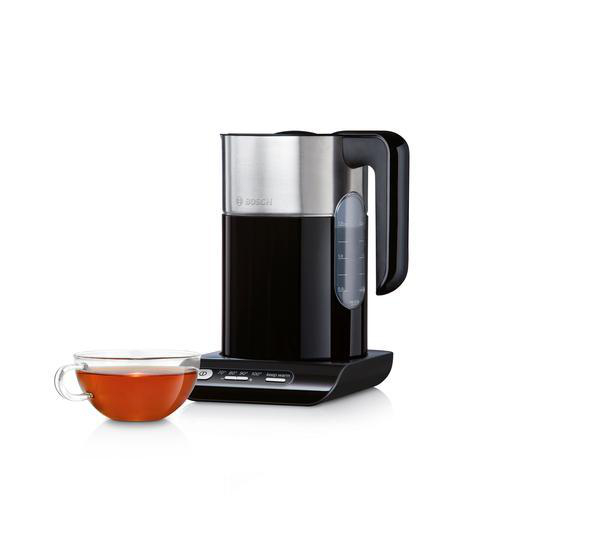 Schwarz-silberner Wasserkocher mit Teetasse. Bosch-Markenname ist sichtbar.