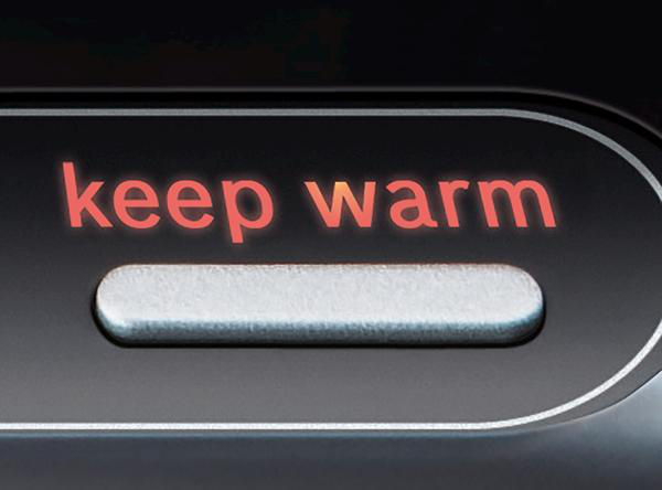 Nahaufnahme eines Geräts. Rot beleuchteter Text sagt 'warm halten'.
