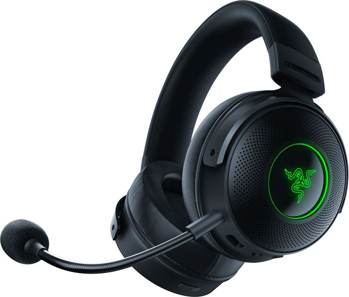 Un casque de jeu Razer noir avec un microphone, éclairé par des lumières vertes. Fond noir.