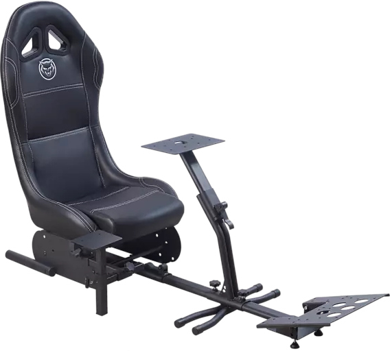 Une chaise de jeu noire avec des coutures blanches. Un support de table noir devant. Fond blanc.