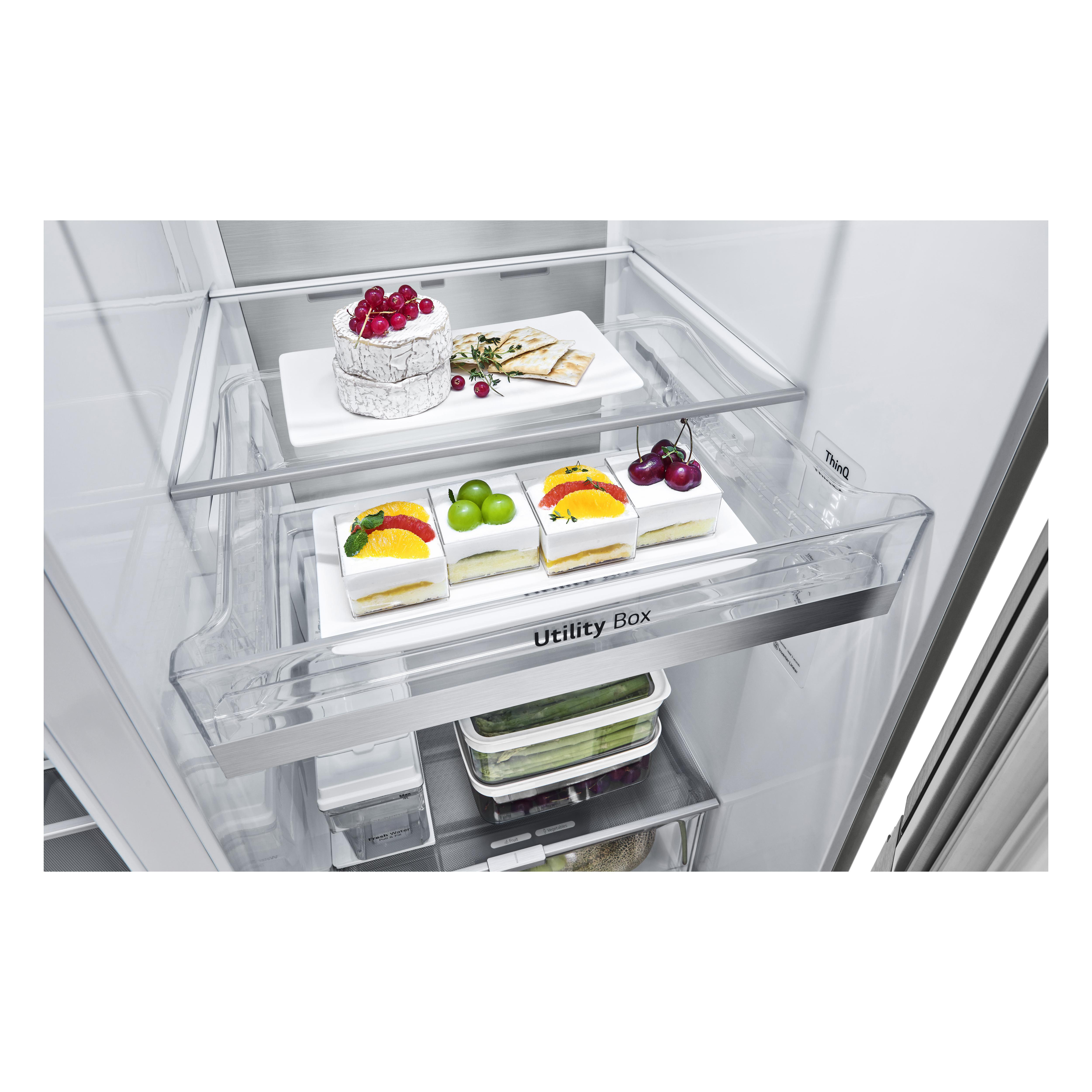 Kühlschrankinnenraum mit Lebensmitteln. Kuchen und Obst in einer Schublade. Weiße und transparente Regale.