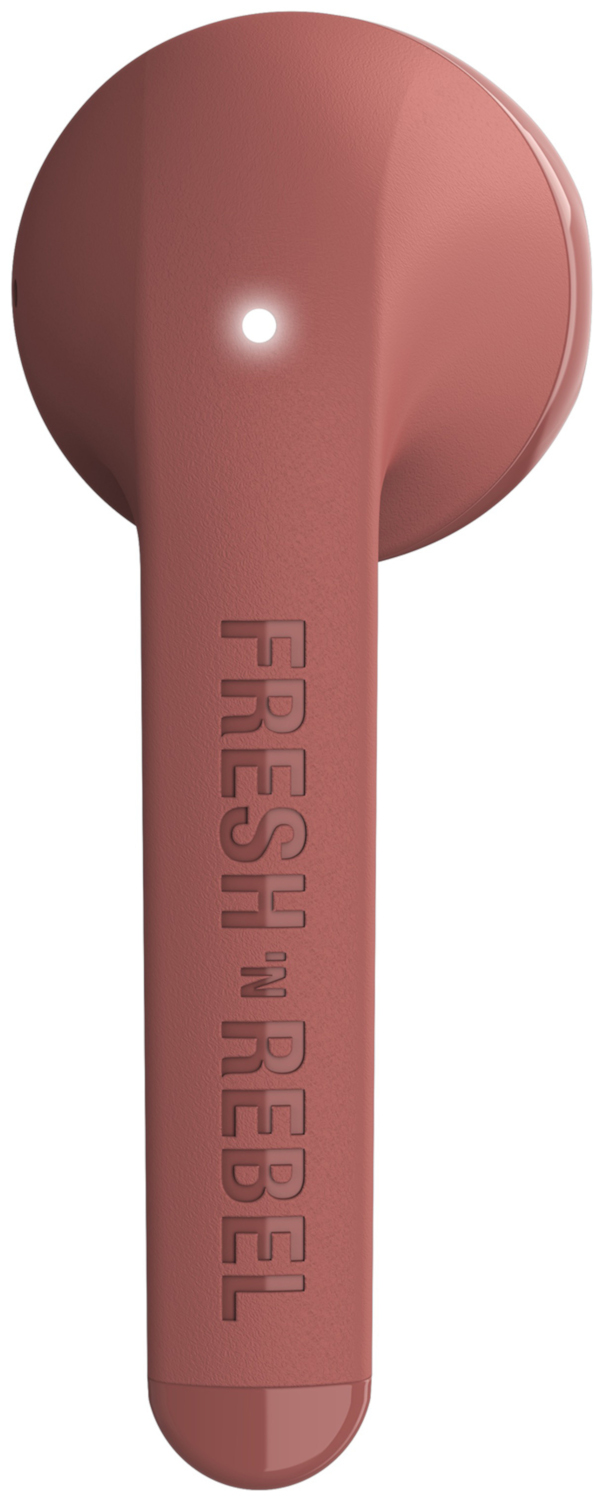Een roze Fresh Rebel oordopje. De oordop heeft een gedempte roze kleur met 'FRESH n REBEL' op de steel.