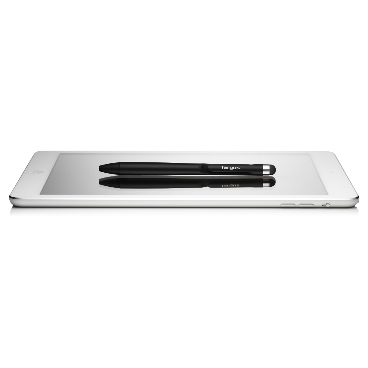 Tablet mit schwarzem Stift auf dem Bildschirm. Das Tablet ist weiß und der Hintergrund ist weiß.
