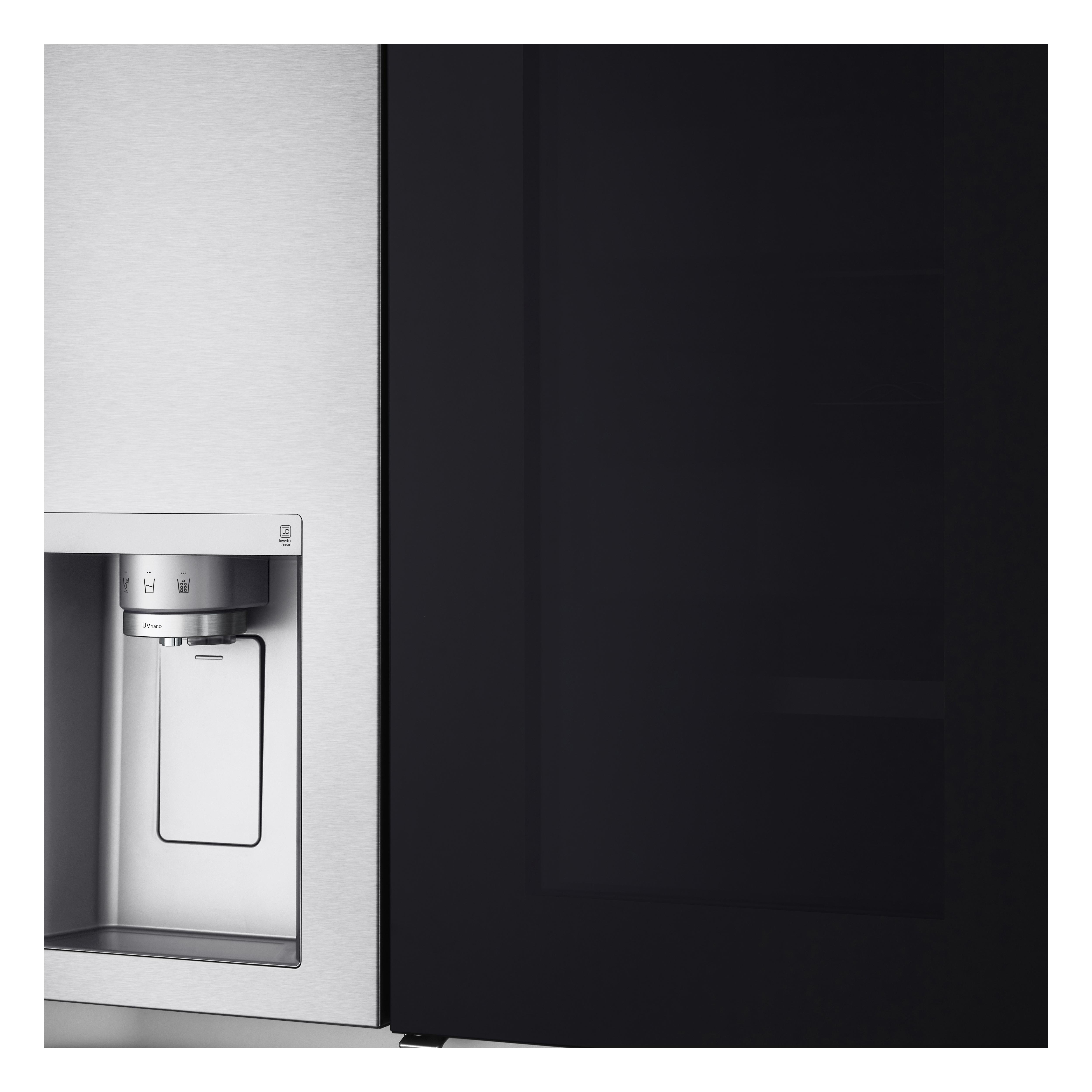 Ein Edelstahlkühlschrank mit einer schwarzen Glastür und einem Wasserspender.